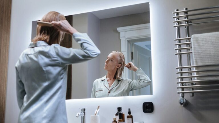 Mal au cuir chevelu quand je touche mes cheveux : causes possibles et solutions