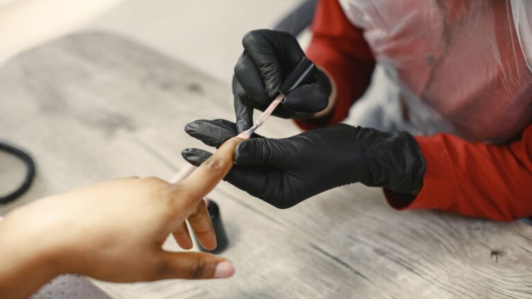 Pose américaine : est-ce la solution idéale pour vos ongles ?