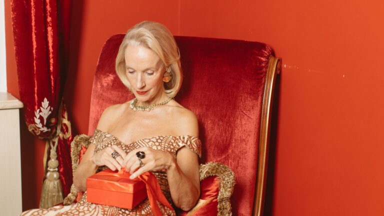 Vêtements ou coffret de luxe : quel cadeau pour l’anniversaire de sa femme ?