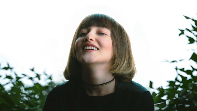Coupe carrée avec frange effilée : comment sublimer son visage facilement ?