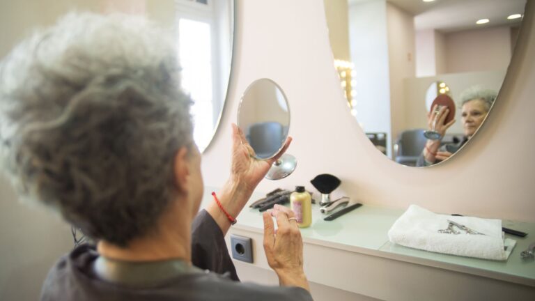 Coupe de cheveux pour femme de 65 ans avec lunettes : les styles les plus flatteurs