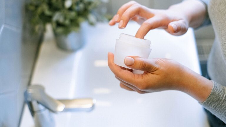 Décoloration des poils : quelles méthodes choisir selon votre peau ?