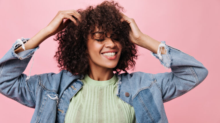 Soins essentiels pour prendre soin de ses cheveux bouclés