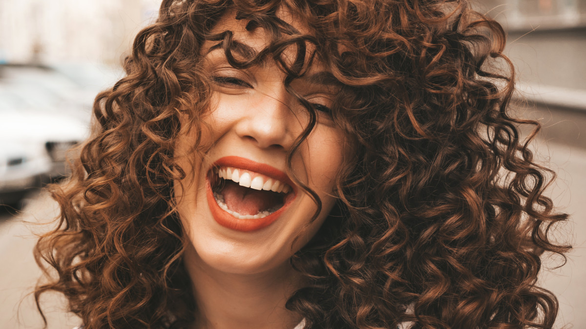 Une jolie jeune femme aux cheveux bouclés.