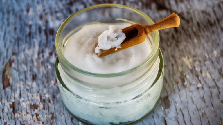 Huile de coco pour la peau : vertus ou risque de boutons ?